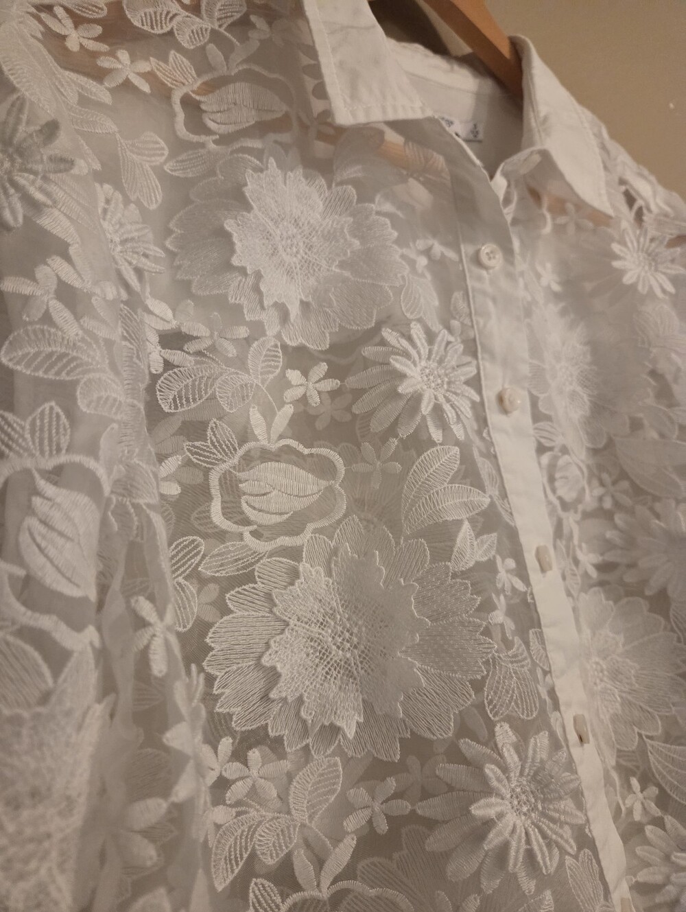 CHICO'S White Lacey 3-D Floral Applique Sheer Button Down Cropped Blouse Size XL - Picture 4 of 13